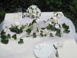 Eine Ganz Naturliche Tischdekoration Prasentieren Wir Hier Frischer Efeu Rankt Sich Uber Die Tafel Inmitten St Hochzeit Deko Tisch Tischschmuck Tischgestecke