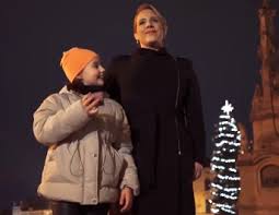 Tóth vera élőben biztatta volna a követőit, vigyázzanak az oltás után is, de annyian jelentették, hogy a facebook letiltotta. Toth Vera Pecs Most Csendes Karacsony Th Post
