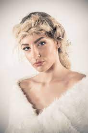Tresse Boheme Et Romantique Photo Nathalie Calderini C Didier Ours Mariee Cheveux Coiffure Coiffeur Mariage Coiffure Cheveux Gaufres Coiffure Mariage