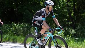 Simon yates triumphed on the 19th stage of the giro d'italia, pulling back 34 seconds on pink jersey egan bernal with two stages to go. Ssrjjjxn9vaa M