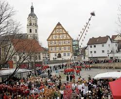 Land auf, land ab herrscht bald wieder ausnahmezustand und es schallt aus allen ecken. Neuhausen Die Fasnet Hat Begonnen Der Narrenbaum Steht Kreis Esslinger Zeitung