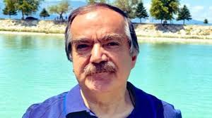 1976 yılında eğirdir lisesinden mezun olduktan sonra aynı yıl ege üniversitesi sosyal bilimler fakültesinde eğitime başladı. Watflxtd3zvobm