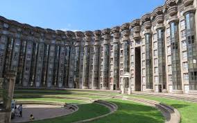 A striking building designed by ricardo bofill. Noisy Le Grand Le Coup De Pouce De La Ville Aux Coproprietaires Du Theatre D Abraxas Le Parisien