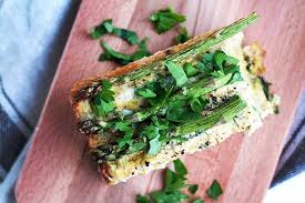 Quiche Vegan Fara Crusta Cu Sparanghel Gourmandelle Vegetarian Blog Recipe Quiche Recipes Asparagus Quiche Recipes