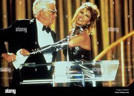 NAKED GUN 33 1/3 (1994) LESLIE NIELSEN, RAQUEL WELCH NG3 071 Stock Photo -  Alamy