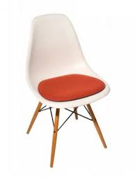 Elle fut ainsi la première chaise en plastique issue de la production industrielle. Sitzauflage Filzauflage Eames Dsr Dsw Parkhaus Berlin