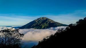 10 Gunung Tempat Hiking Populer di Indonesia