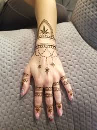 Henna tattoos are a popular holiday souvenir that street artists draw onto people's hands or feet. 420 Henna Tattoo Made With Organic Henna Paste Henna Luver Hand Henna Henna Tattoo Henna Hand Tattoo