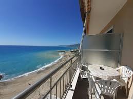 Le strutture, dotate di piscine e ottimamente attrezzate, sono situate in tranquilli paesini costieri, che diradano sul mare con calde spiagge, perfette per la balneazione. Pietra Ligure Attico Sul Mare Con Balcone Sulla Spiaggia E Grande Terrazza Di 25 Mq Pietra Ligure Prezzi Aggiornati Per Il 2021