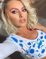 Her career began in 2009 when native music producers marcel prodan and andrei nemirschi heard her singing at a. Alexandra Stan Italia Giuseppezucco5 Twitter