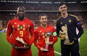 Fanpagina van de rode duivels! Voor De Interland Tegen Zwitserland Werden Drie Rode Duivels Gehuldigd Voor Hun Sterk Wk Thibaut Courtois Kreeg Zijn Thibaut Courtois Romelu Lukaku Red Devils