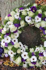 Purple and white funeral flowers. Weiss Und Lila Blumen Sympathie In Einem Trauerkranz Lizenzfreie Fotos Bilder Und Stock Fotografie Image 16331185