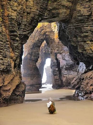 Plage de Las Catedrales, en Espagne.🇪🇸 La plage de Las Catedrales est le nom touristique de la plage d'Aguas Santas, située dans la municipalité galicienne de Ribadeo, sur la côte de la