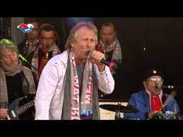 During their first year, the band wore chicken costumes, and threw real feathers into the audience. Hohner Lieder Songtexte Und Videos