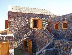 La autenticidad se respira en todos y cada uno de sus rincones. Casas Rurales Los Almendreros Los Perales Valverde Hierro