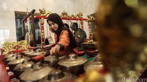 Tanjidor adalah kesenian tradisional khas betawi (jakarta). Gamelan Sejarah Fungsi Dan Instrumen Warisan Budaya