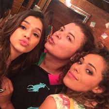 Bruna Marquezine faz biquinho para foto com David Brazil e Roberta Almeida 