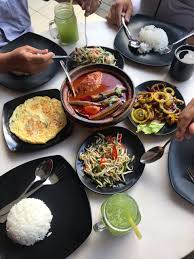 Isi kandungan restoran tapah corner senarai lain tempat makan menarik di johor bahru yang menyediakan makanan tradisi johor seperti di kebanyakan kedai makan nasi campur lain, di sini menawarkan pelbagai lauk pauk. 50 Tempat Makan Menarik Di Johor Bahru 2021 Menarik Best Saji My