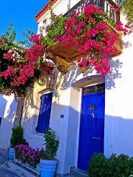 Beyaz evler bodrum'un öz tarihi mavi pencereli, kapılı beyaz bir evi olan iş adamı mehmet şahin şevk ise 35 yıldır bodrum'da yaşadığını evlerin bu sayede akrepten, yılandan korunduğunu söyleyerek biz buraya 1984 yılında geldiğimizde neden beyaz evler mavi pencereler diye sorduk. Bodrum En Moda Ne Var Yazlik Evler Tatil Yerleri Evler