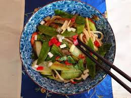 Recette soupe au choux pak choi (ou bok choy) et nouilles chinoise commencer par tremper les champignons (si vous utilisez les champignons déshydratés) afin de les réhydrater dans un bol d'eau tiède durant 15 minutes. Recettes Vegetariennes De Pak Choi
