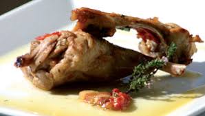 Seguite la ricetta che vi proponiamo e lasciatevi avvolgere dal gusto unico e inconfondibile della carne di coniglio, con gli aromi che conferiscono un tocco ancora più gustoso e prelibato. Ischia It Coniglio All Ischitana