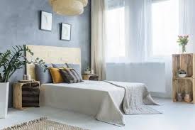 Untuk membuat tampilan kamar anda menarik, anda tidak perlu menggunakan banyak barang untuk menghias kamar. Dekorasi Kamar Sederhana Ala Gina Everett