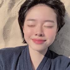 Làm theo 5 chiêu skincare của chuyên gia làm đẹp cho Meghan Markle, chẳng  mấy chốc da bạn sẽ trắng hồng mướt mát