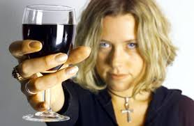 Potrivit medicului primar Ion Ieremia, într-adevăr, efectele consumului excesiv de alcool sunt mai devastatoare la femei. În ziarul de ieri, am precizat şi ... - womanholdingglassofwine-1319649857