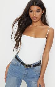 Visualizza altre idee su braccio ingessato, ragazze, superstar. Body String Blanc A Col Carre A Bretelles Fines Tops Prettylittlething Fr