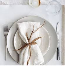 Une Decoration De Table De Noel Boheme Et Naturelle Decoration Table De Noel Decoration De Table Hiver Decoration Table