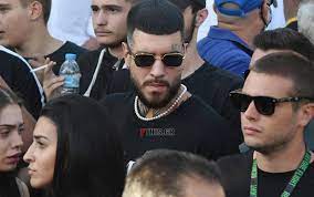 Η κηδεία του 34χρονου με απόφαση του ιερού ναού μεταδίδεται ζωντανά στο youtube για να μπορέσουν να την παρακολουθήσουν όσοι δεν καταφέρουν . 4avyuellhojnsm