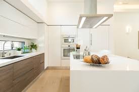 Los materiales de revestimiento con texturas son otra excelente opción que podemos implementar en la decoración de cocinas modernas, siendo que este tipo de. Como Usar Los Revestimientos Para Integrar La Cocina Y El Salon