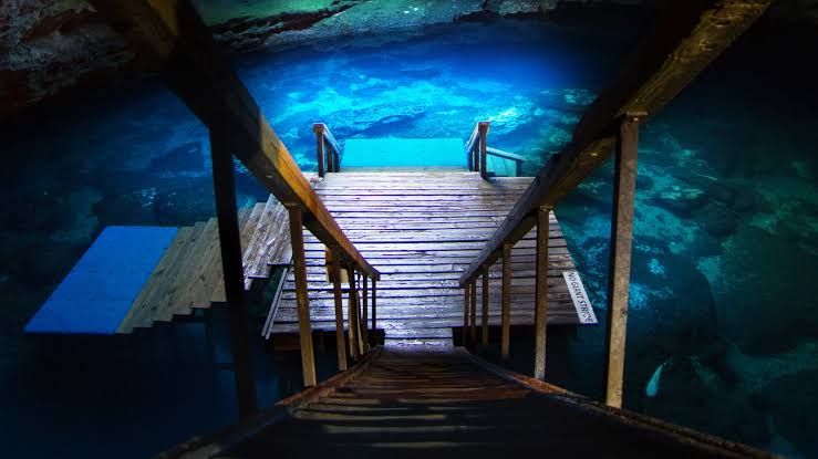 Florida's Premier Prehistoric Spring Is A Dive And Snorkel Paradise With  Clear Waters In A Breathtaking Cavern