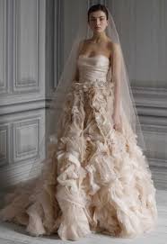 Abito da sposa con gonna drappeggiata dalle sfumature bianco/grige. Abiti Da Sposa Colorati