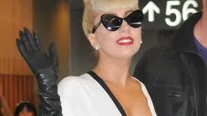 Photo : Lady Gaga salue ses fans venus lui adresser un dernier au revoir à  l'aéroport de Narita, le 24 décembre 2011.