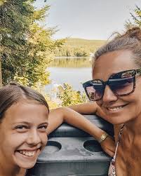 Je veux retourner à ce moment, pas d'horaire, pas de lunch à préparer,  juste vivre le moment présent, avec la petite femme extraordinaire que je  découvre jour après jour ❤ PS Clinton