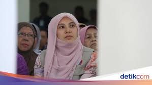 Perceraian nurul dengan seorang pengusaha, raja ahmad shahrir iskandar raja salim pada januari 2015 ramai dibahas di media sosial. Putri Anwar Ibrahim Bantah Akan Dinikahi Yang Di Pertuan Agong
