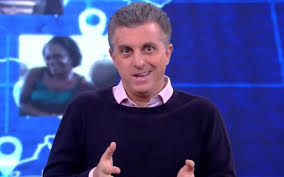 He is 49 years old and is a virgo. Luciano Huck Makes A Joke With Fame On The Web And Takes A Photo With 2020 It S Going Away Entertainment Prime Time Zone