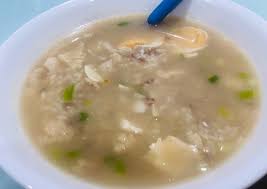 Panaskan 3sdm minyak di panci, tumis bawang putih yg sudah dicincang, jangan sampai cokelat, lalu tambah air 1l, tunggu sampe mendidih Cara Mudah Resep Bubur Ikan Ala Hong Kong Enak