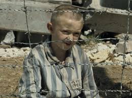 I padri e le madri non fanno magie come il guido orefice di benigni e il male che li circonda finisce per inghiottire i loro figli e. Il Bambino Con Il Pigiama A Righe La Storia Che Insegna Ad Amare Senza Ideologie Curiosando Si Impara