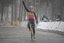 Hij won de heren elite race op de uci wereldkampioenschappen veldrijden in 2016 , 2017 en 2018. Wout Van Aert Wint Met Zilvermeercross In Mol Eerste Keer Oo Gazet Van Antwerpen Mobile