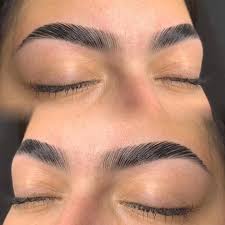 Laura Borne • SOBRANCELHAS