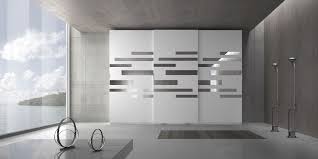 Semplice, lineare ed al contempo sobrio se è indubbiamente vero che l'armadio con ante scorrevoli è un elemento caratteristico dei tempi moderni, che rappresenta alla perfezione il. Pin Su Armadi Moderni Di Design