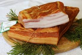 Acest preparat este realizat din bucăți de carne fără grăsime, foarte bine alese, care sunt ținute în baiț cu mirodenii naturale și apoi afumate prin metoda clasică, tradițională, cu fum natural din lemn de cireș. Retete De Slanina De Porc Afumata Blog De Agricultura