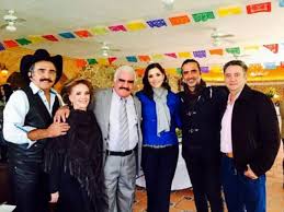 Momentos antes de la presentación, durante la alfombra roja de los latin grammy 2019, alejandro fernández compartió que se siente feliz y orgulloso por el gran apoyo que le han dado a su hijo alex. Vicente Fernandez Celebro 75 Anos De Vida Con Su Familia La Opinion