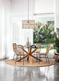 Larger rugs 8'x11' in size are just the thing to anchor your dinner table. Dining Room Rugs 4 Tips On Choosing The Right One Deco Salle A Manger Salle A Manger Table Ronde Tapis Rond
