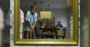 Selling mirrors online is trickier than it seems, especially when trying to take the photo. 19 Hysterical Pictures Of People Trying And Failing To Sell Mirrors Online 22 Words