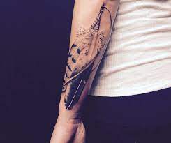 La conception d'un tatouage manchette pour femme demande beaucoup de réflexion, mais il n'est pas nécessaire de couvrir tout le bras pour faire. 1001 Significations Et Designs Du Tatouage Plume Impressionnant