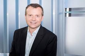 Aire si on double l'aire de la plaque plane, la force mesurée par le dynamomètre double également : Axel De Tarle A C Dans L Air Week End A La Rentree 2018 Il Remplace Bruce Toussaint Nouveautes Tele Com