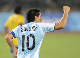 Juan román riquelme renunció a jugar en la selección argentina, al argumentar que no tiene los mismos códigos ni la misma forma de pensar que el seleccionador del equipo. Juan Roman Riquelme Personifying The Beauty Of The Beautiful Game Proven Quality A Football Blog